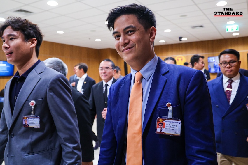 ภาพกลุ่มพรรคร่วมฝ่ายค้านนำโดย ณัฐพงษ์ เรืองปัญญาวุฒิ ยื่นญัตติอภิปรายไม่ไว้วางใจรัฐมนตรีต่อประธานสภา 6