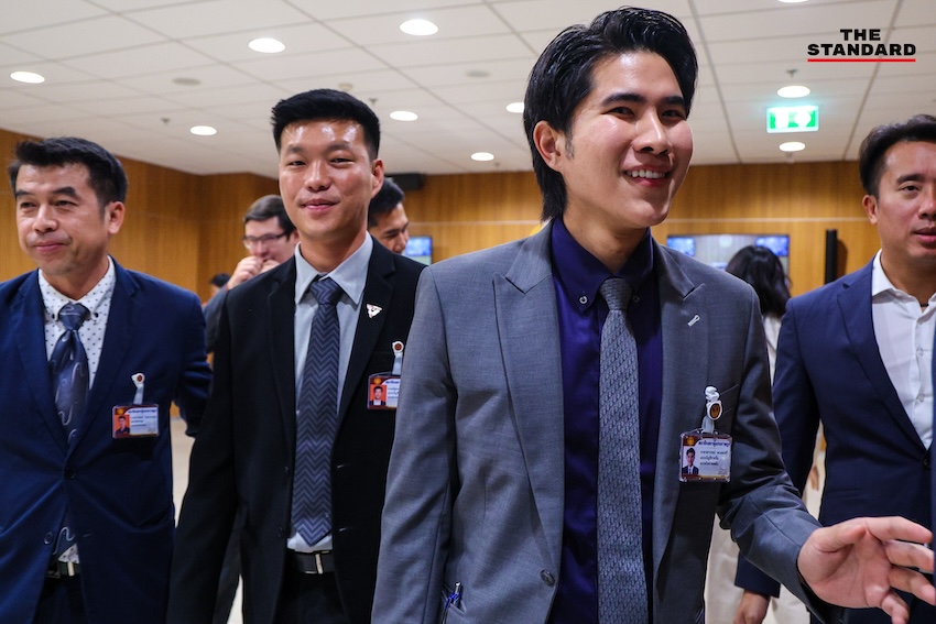 ภาพกลุ่มพรรคร่วมฝ่ายค้านนำโดย ณัฐพงษ์ เรืองปัญญาวุฒิ ยื่นญัตติอภิปรายไม่ไว้วางใจรัฐมนตรีต่อประธานสภา 7