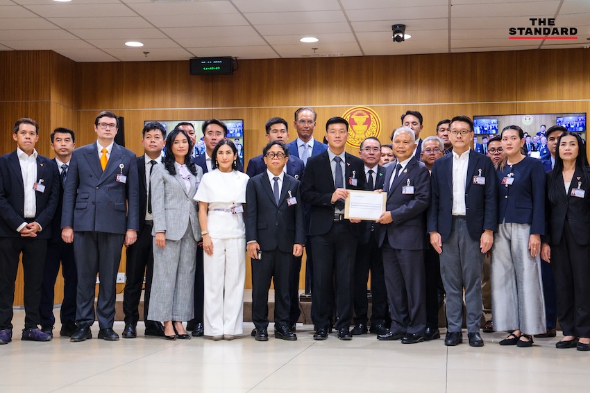 ภาพกลุ่มพรรคร่วมฝ่ายค้านนำโดย ณัฐพงษ์ เรืองปัญญาวุฒิ ยื่นญัตติอภิปรายไม่ไว้วางใจรัฐมนตรีต่อประธานสภา 8