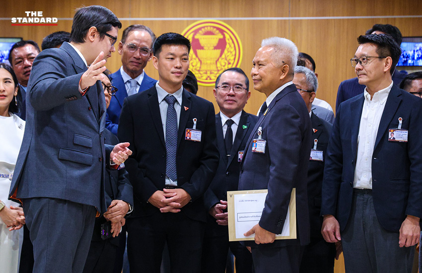 ภาพกลุ่มพรรคร่วมฝ่ายค้านยื่นญัตติอภิปรายไม่ไว้วางใจรัฐบาล พร้อมข้อกล่าวหา ‘เสแสร้งรักชาติ-ฉวยโอกาสบนวิกฤต’ 1