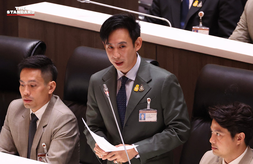 ภาพกลุ่มพรรคร่วมฝ่ายค้านยื่นญัตติอภิปรายไม่ไว้วางใจรัฐบาล พร้อมข้อกล่าวหา ‘เสแสร้งรักชาติ-ฉวยโอกาสบนวิกฤต’ 20