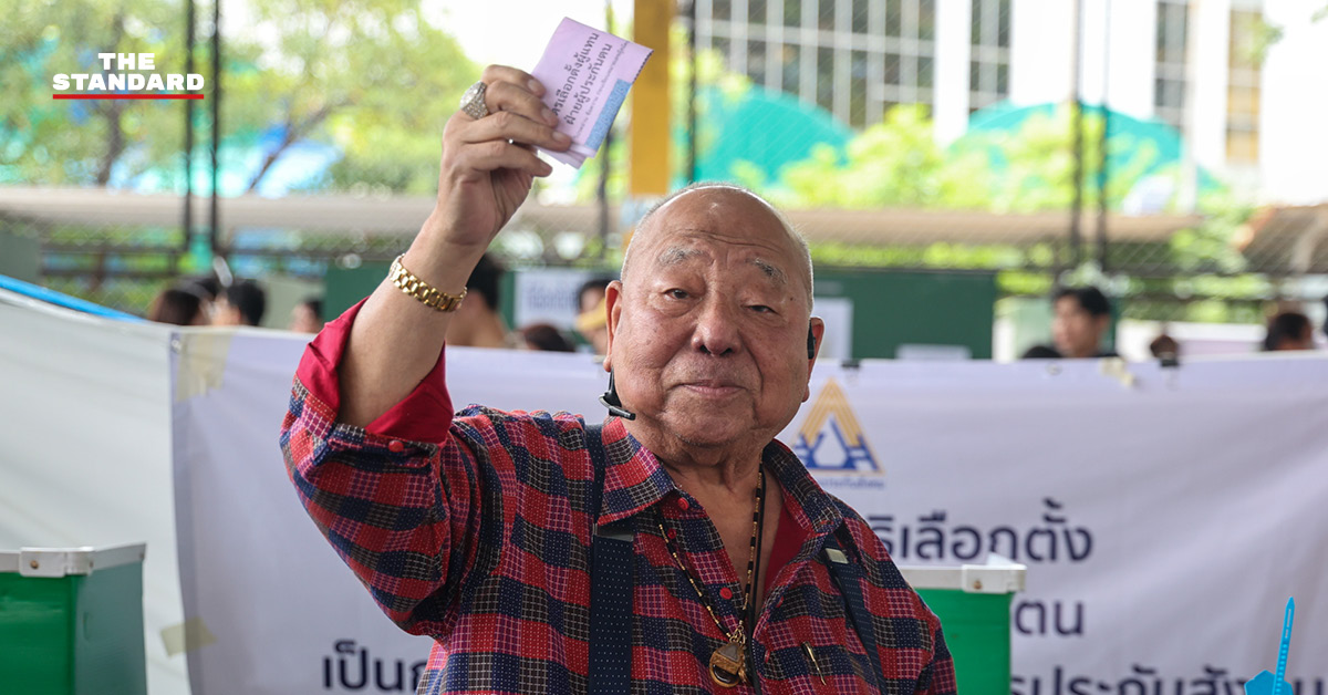 พนัส ไทยล้วน นั่งรถเข็นใช้สิทธิเลือกตั้งบอร์ดประกันสังคม