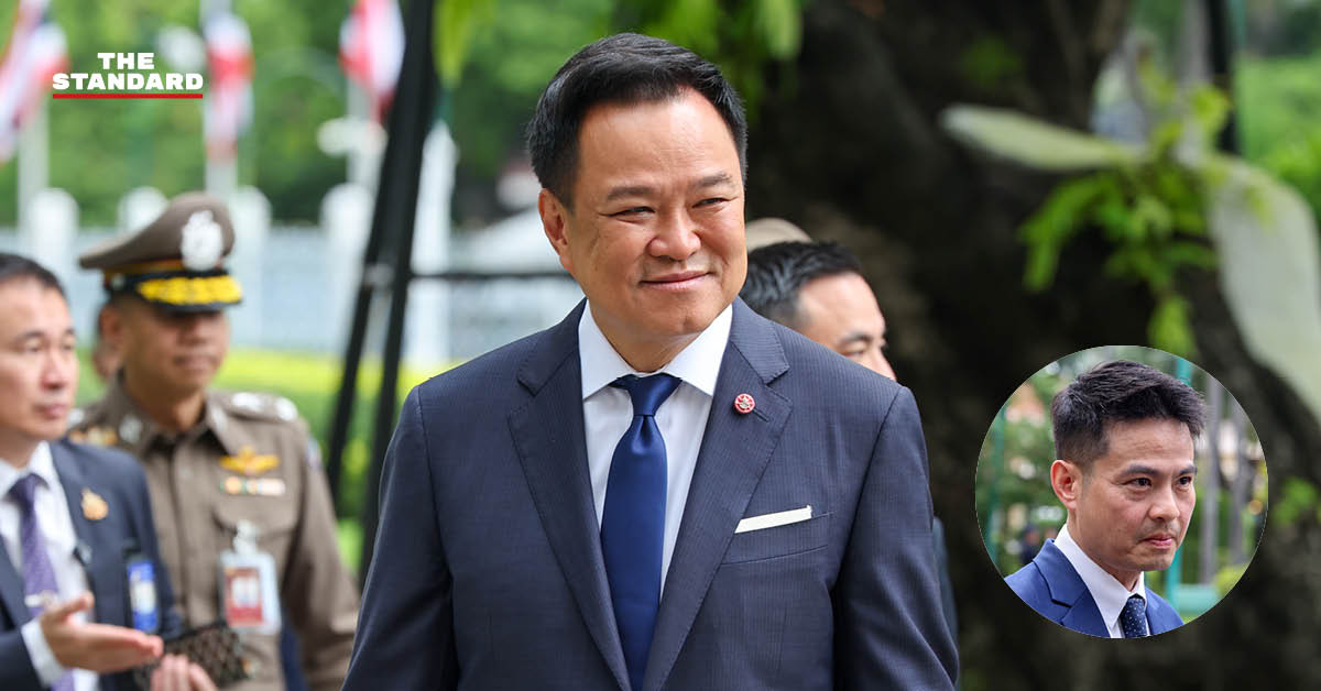 ภราดร ปริศนานันทกุล รัฐมนตรีประจำสำนักนายกรัฐมนตรี ให้สัมภาษณ์สื่อมวลชน