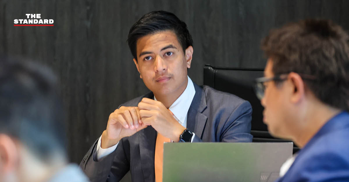 พริษฐ์ วัชรสินธุ สส. บัญชีรายชื่อ พรรคประชาชน ขณะให้สัมภาษณ์ที่รัฐสภา