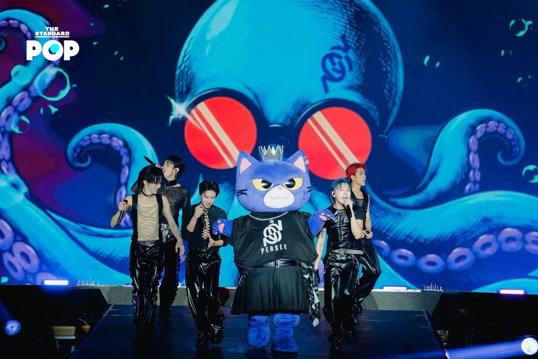 ภาพสมาชิกวง PERSES กำลังแสดงคอนเสิร์ต ‘UNCENSORED’ บนเวที 10