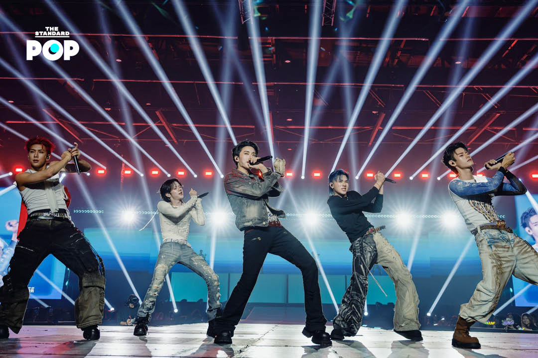 ภาพสมาชิกวง PERSES กำลังแสดงคอนเสิร์ต ‘UNCENSORED’ บนเวที 3