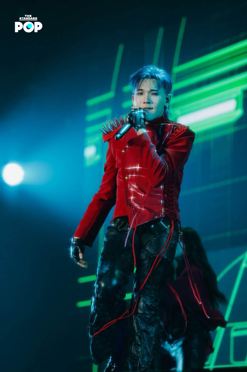 ภาพสมาชิกวง PERSES กำลังแสดงคอนเสิร์ต ‘UNCENSORED’ บนเวที 4