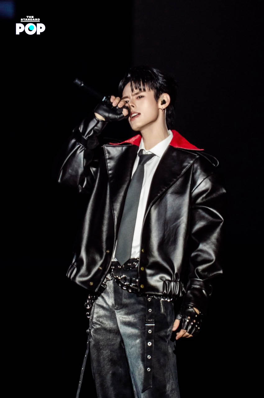 ภาพสมาชิกวง PERSES กำลังแสดงคอนเสิร์ต ‘UNCENSORED’ บนเวที 5
