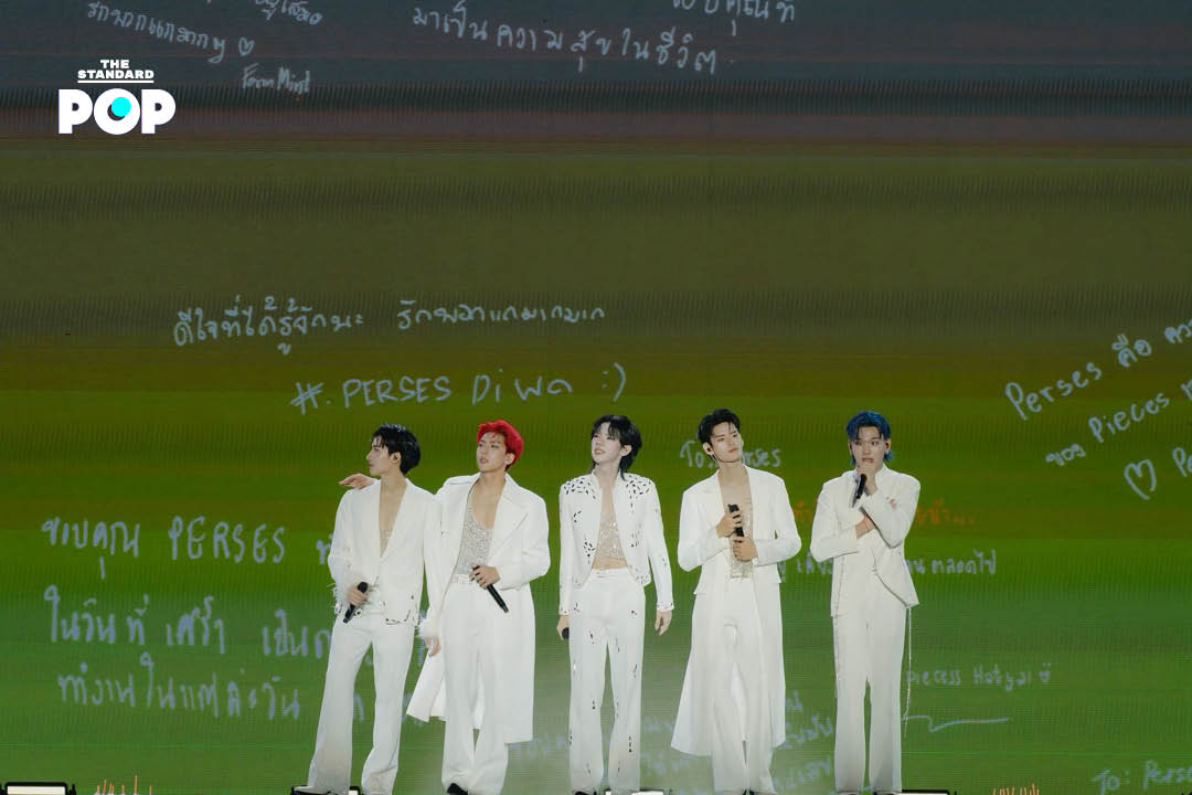 ภาพสมาชิกวง PERSES กำลังแสดงคอนเสิร์ต ‘UNCENSORED’ บนเวที 7