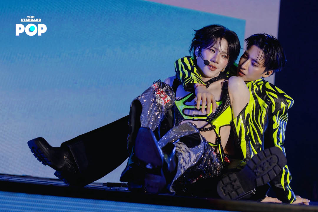 ภาพสมาชิกวง PERSES กำลังแสดงคอนเสิร์ต ‘UNCENSORED’ บนเวที 8