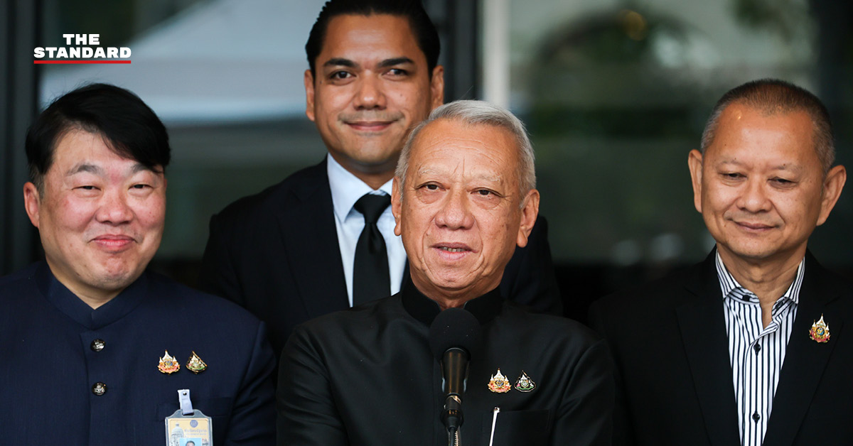 พิพัฒน์ รัชกิจประการ รองนายกรัฐมนตรีและรัฐมนตรีว่าการกระทรวงคมนาคม ให้สัมภาษณ์สื่อมวลชน