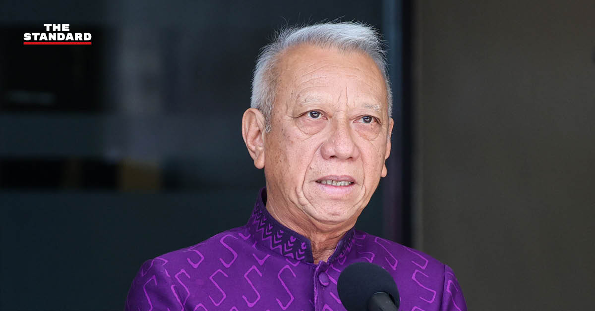 พิพัฒน์ รัชกิจประการ รองนายกรัฐมนตรีและรัฐมนตรีว่าการกระทรวงคมนาคม ให้สัมภาษณ์สื่อมวลชน