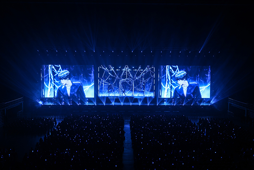 ภาพการแสดงของวง PLAVE ไอดอลเสมือนจริงบนเวทีคอนเสิร์ต 4
