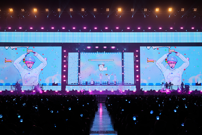ภาพการแสดงของวง PLAVE ไอดอลเสมือนจริงบนเวทีคอนเสิร์ต 5