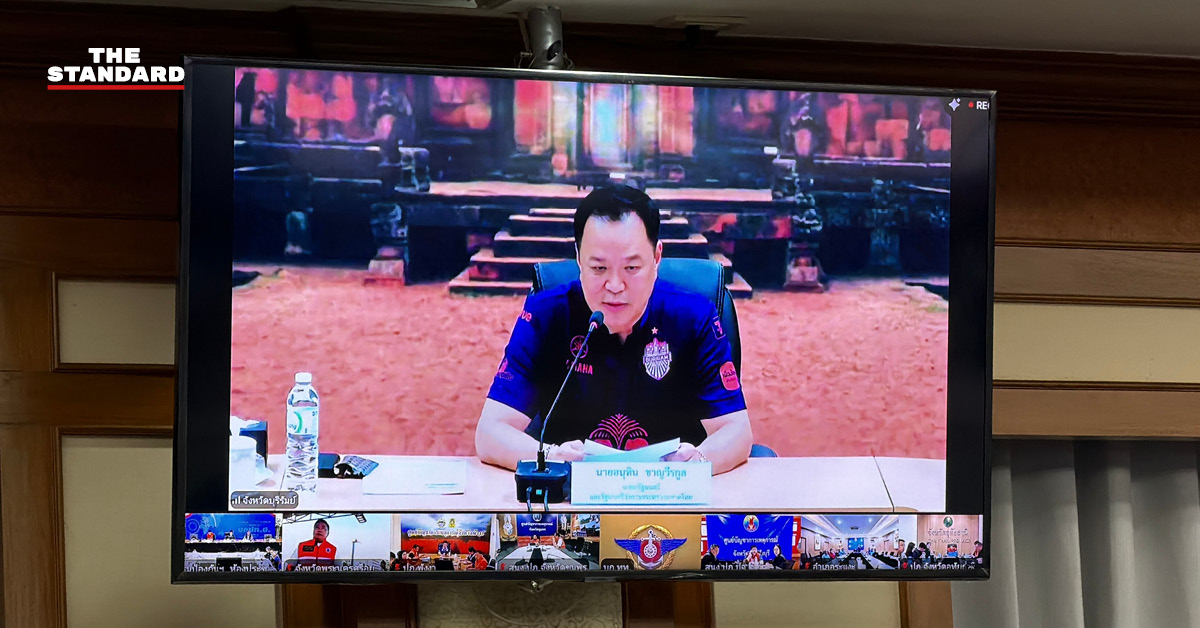 นายกรัฐมนตรี อนุทิน ชาญวีรกูล ขณะเป็นประธานการประชุมติดตามสถานการณ์อุทกภัยจากจังหวัดบุรีรัมย์