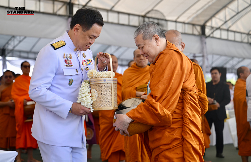 อนุทิน ชาญวีรกูล เป็นประธานในพิธีสวดพระพุทธมนต์และทำบุญตักบาตรถวายพระราชกุศล ณ ท้องสนามหลวง 1