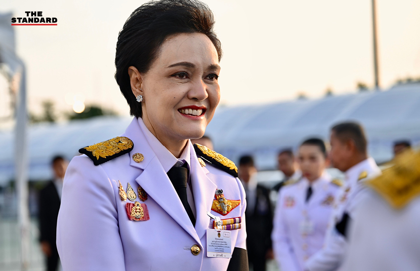 อนุทิน ชาญวีรกูล เป็นประธานในพิธีสวดพระพุทธมนต์และทำบุญตักบาตรถวายพระราชกุศล ณ ท้องสนามหลวง 3