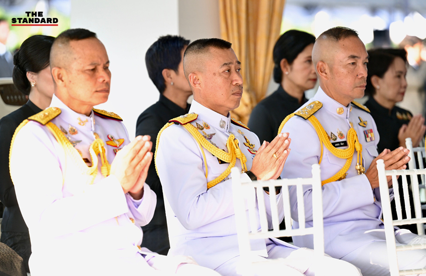 อนุทิน ชาญวีรกูล เป็นประธานในพิธีสวดพระพุทธมนต์และทำบุญตักบาตรถวายพระราชกุศล ณ ท้องสนามหลวง 4