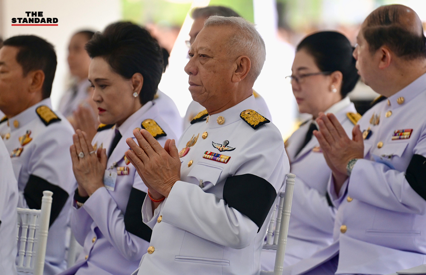 อนุทิน ชาญวีรกูล เป็นประธานในพิธีสวดพระพุทธมนต์และทำบุญตักบาตรถวายพระราชกุศล ณ ท้องสนามหลวง 5