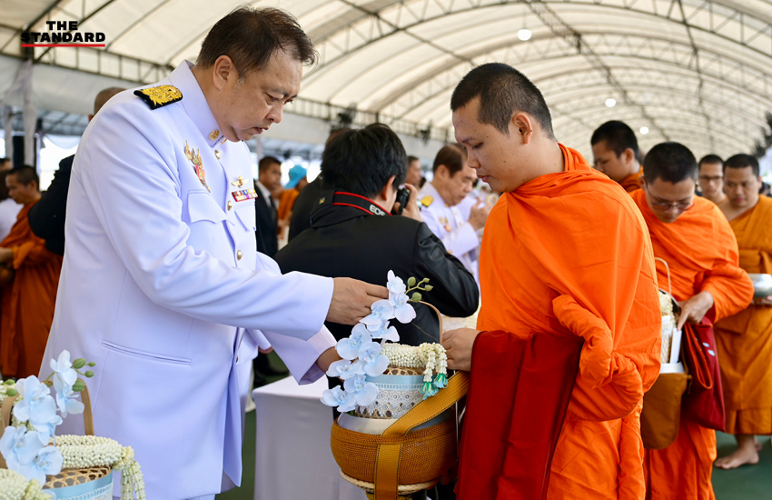 อนุทิน ชาญวีรกูล เป็นประธานในพิธีสวดพระพุทธมนต์และทำบุญตักบาตรถวายพระราชกุศล ณ ท้องสนามหลวง 6