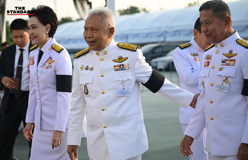 อนุทิน ชาญวีรกูล เป็นประธานในพิธีสวดพระพุทธมนต์และทำบุญตักบาตรถวายพระราชกุศล ณ ท้องสนามหลวง 8