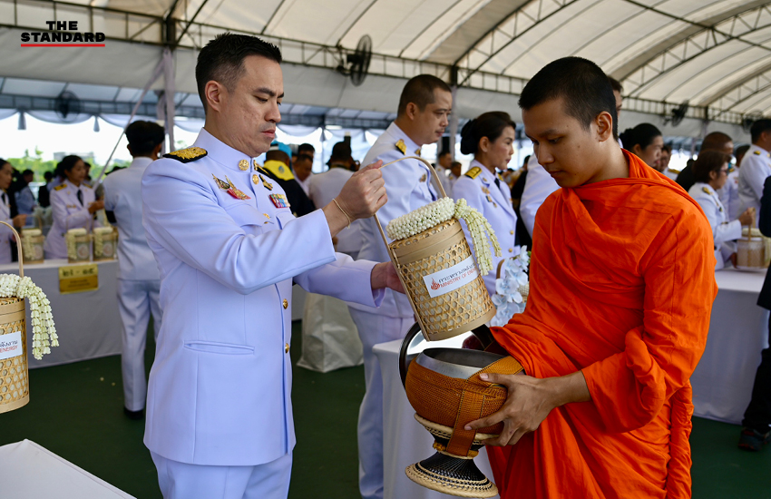 อนุทิน ชาญวีรกูล เป็นประธานในพิธีสวดพระพุทธมนต์และทำบุญตักบาตรถวายพระราชกุศล ณ ท้องสนามหลวง 9