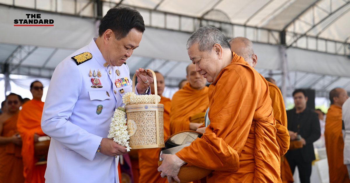 อนุทิน ชาญวีรกูล เป็นประธานในพิธีสวดพระพุทธมนต์และทำบุญตักบาตรถวายพระราชกุศล ณ ท้องสนามหลวง
