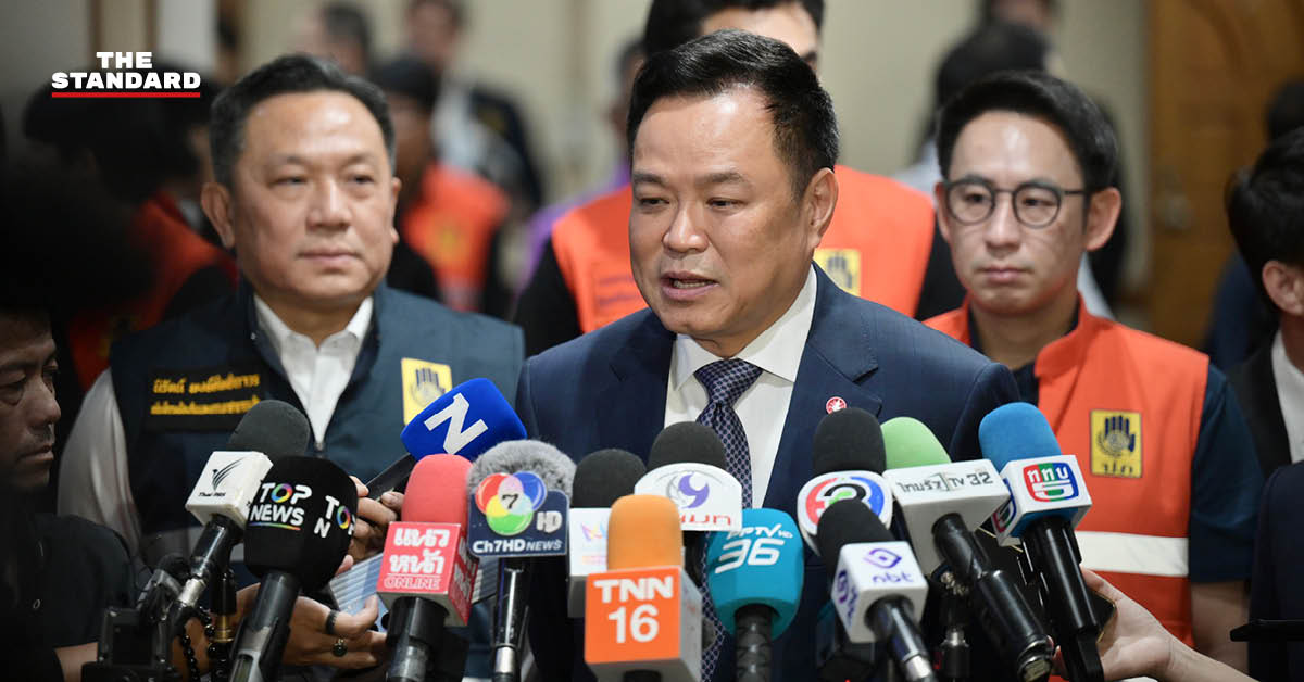 อนุทิน ชาญวีรกูล นายกรัฐมนตรี ให้สัมภาษณ์สื่อมวลชน