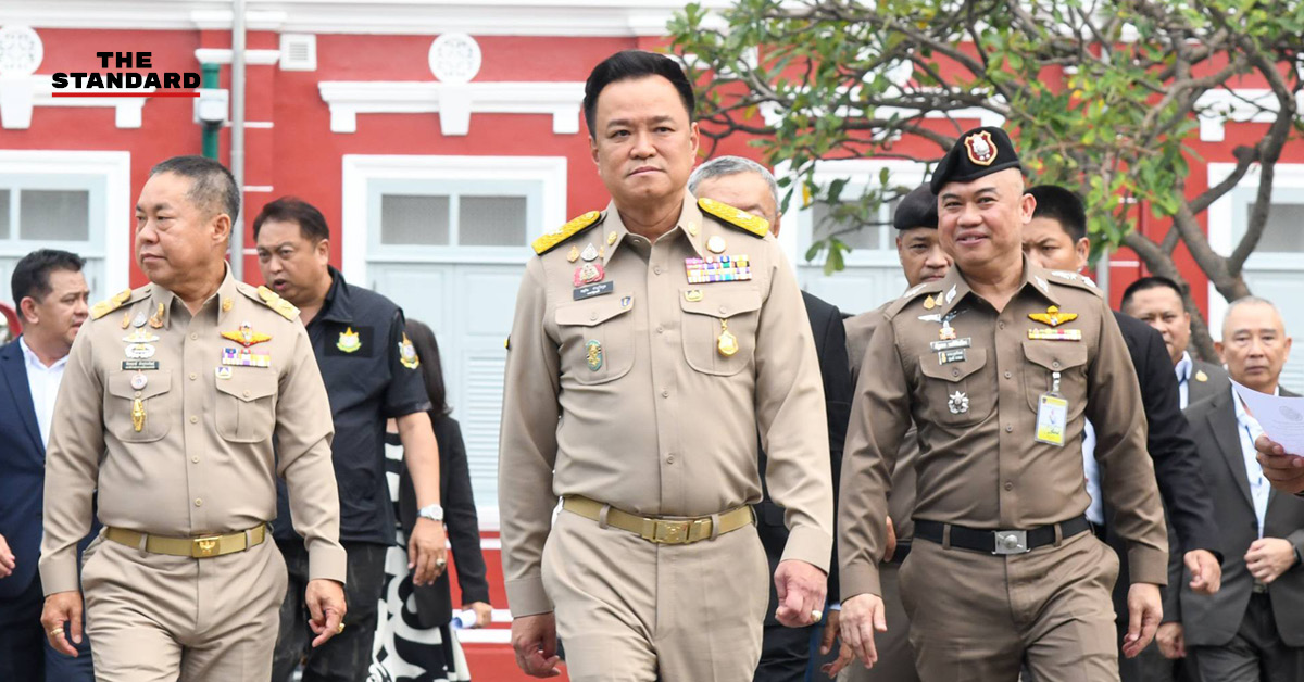อนุทิน ชาญวีรกูล นายกรัฐมนตรีและรัฐมนตรีว่าการกระทรวงมหาดไทย แถลงข่าวเรื่องการจัดการน้ำและการเยียวยาผู้ประสบภัย