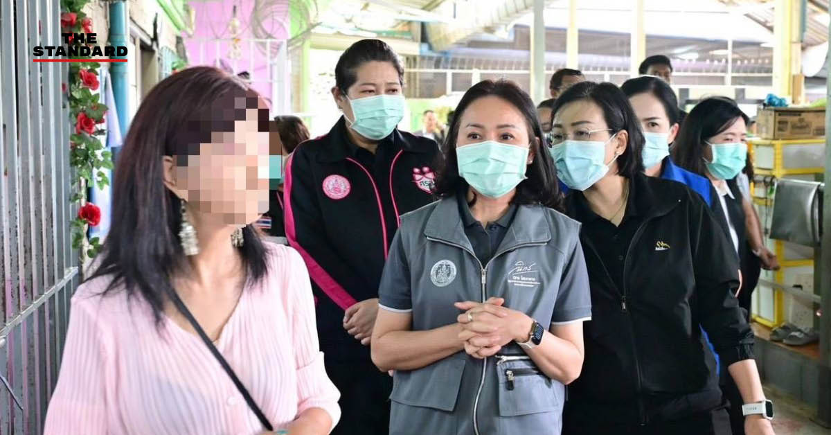 ภาพรั้วลวดหนามและกรงเหล็กข้างเตียงภายในศูนย์ดูแลผู้สูงอายุที่กาญจนบุรี