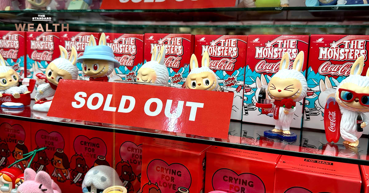 ตุ๊กตาและสินค้าคาแรกเตอร์ Labubu ของ Pop Mart วางจำหน่ายบนชั้น