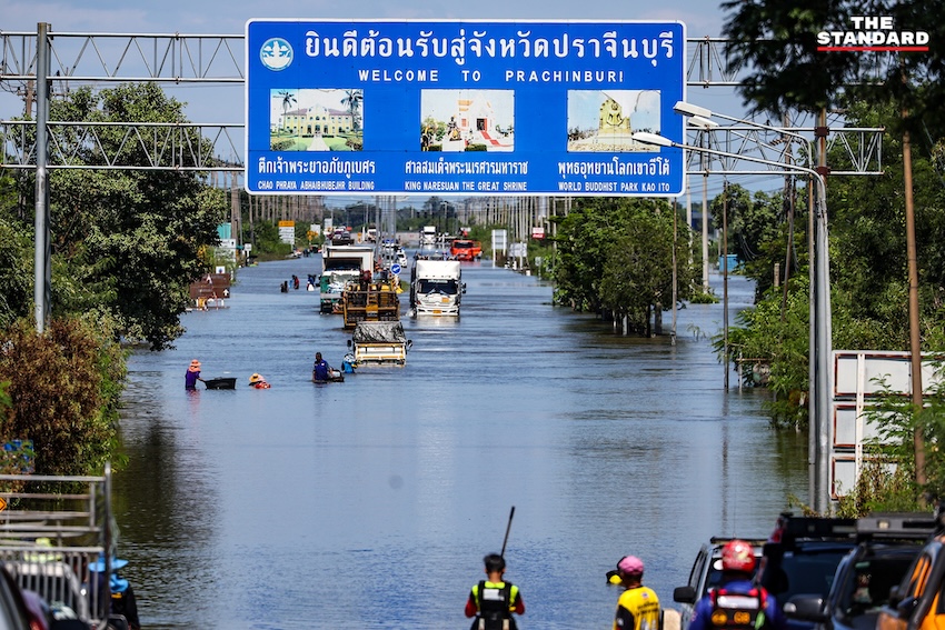 ชาวบ้านในพื้นที่น้ำท่วมปราจีนบุรี ยกสิ่งของขึ้นที่สูงและใช้เรือสัญจรในบ้าน 12