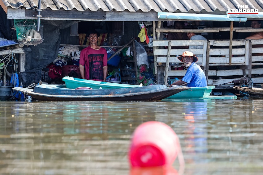 ชาวบ้านในพื้นที่น้ำท่วมปราจีนบุรี ยกสิ่งของขึ้นที่สูงและใช้เรือสัญจรในบ้าน 5
