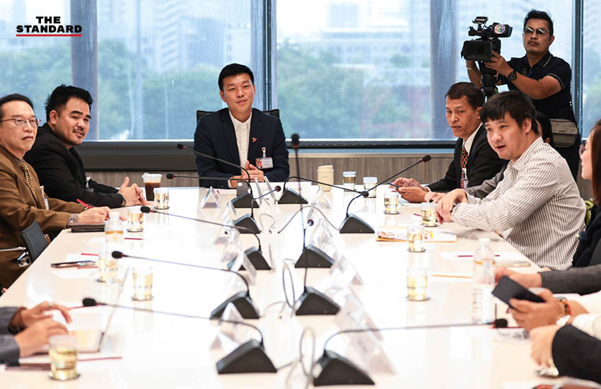 ณัฐพงษ์ เรืองปัญญาวุฒิ และคณะทำงานพรรคประชาชน ร่วมหารือกับตัวแทนทีมประกันสังคมก้าวหน้า ที่อาคารรัฐสภา 3