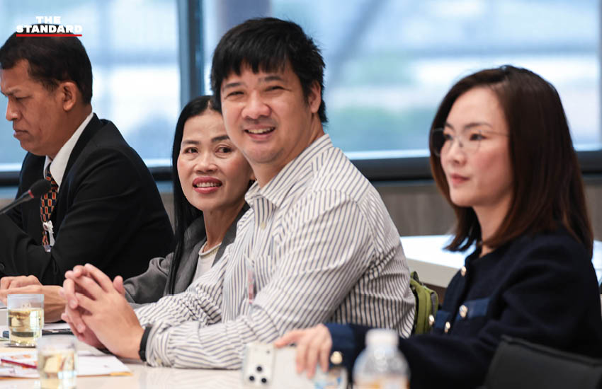 ณัฐพงษ์ เรืองปัญญาวุฒิ และคณะทำงานพรรคประชาชน ร่วมหารือกับตัวแทนทีมประกันสังคมก้าวหน้า ที่อาคารรัฐสภา 5