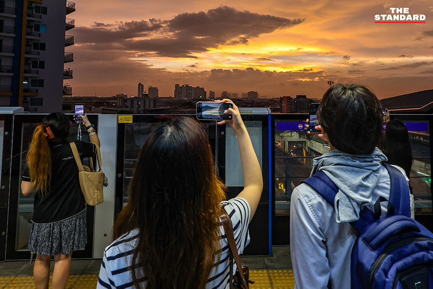 ภาพรุ้งกินน้ำพาดผ่านท้องฟ้าเหนือสถานีรถไฟฟ้า MRT ท่าพระ ฝั่งธนบุรี หลังฝนตก 2
