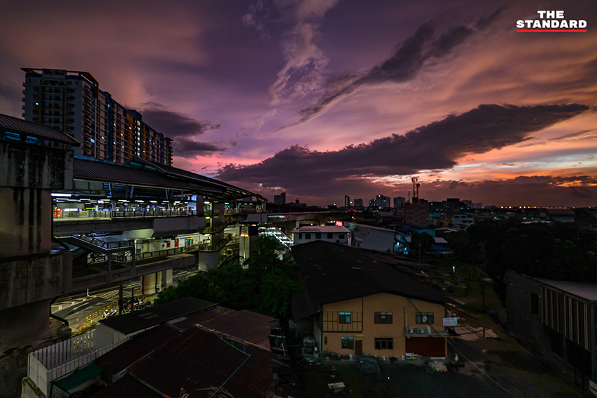 ภาพรุ้งกินน้ำพาดผ่านท้องฟ้าเหนือสถานีรถไฟฟ้า MRT ท่าพระ ฝั่งธนบุรี หลังฝนตก 4