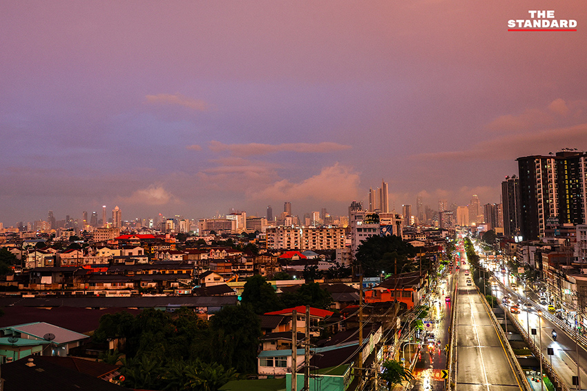 ภาพรุ้งกินน้ำพาดผ่านท้องฟ้าเหนือสถานีรถไฟฟ้า MRT ท่าพระ ฝั่งธนบุรี หลังฝนตก 5
