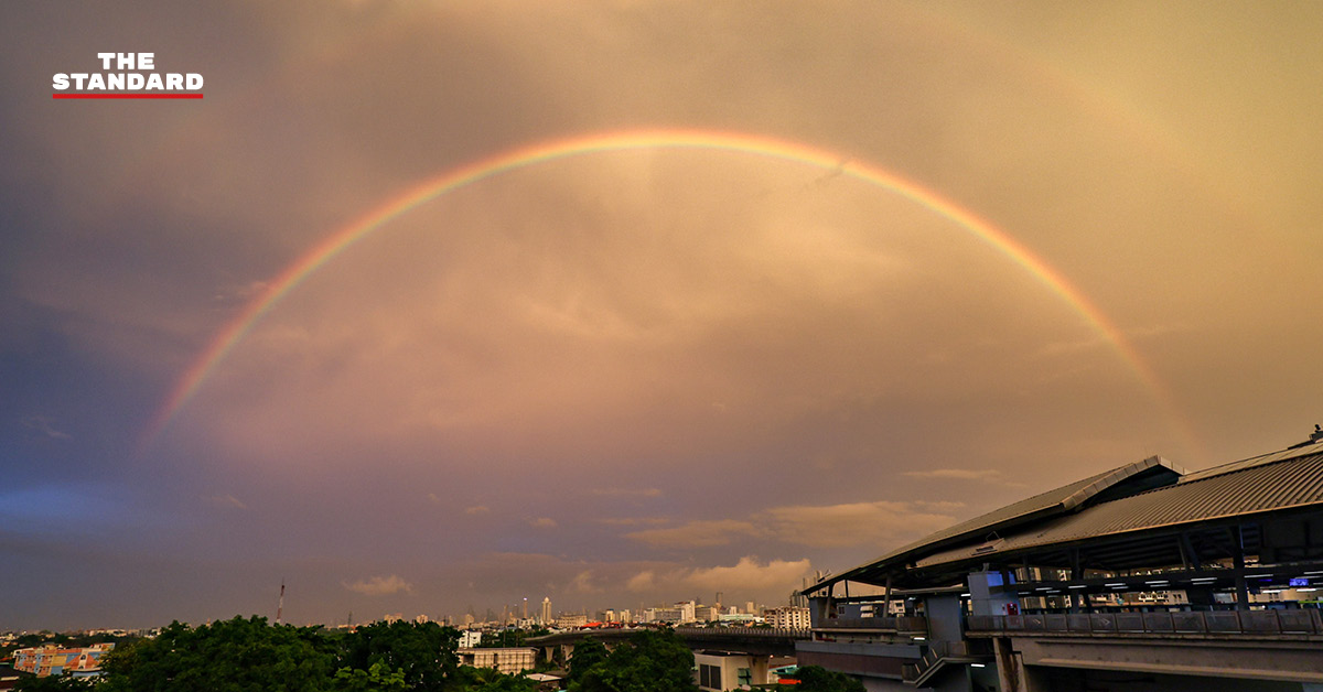ภาพรุ้งกินน้ำพาดผ่านท้องฟ้าเหนือสถานีรถไฟฟ้า MRT ท่าพระ ฝั่งธนบุรี หลังฝนตก