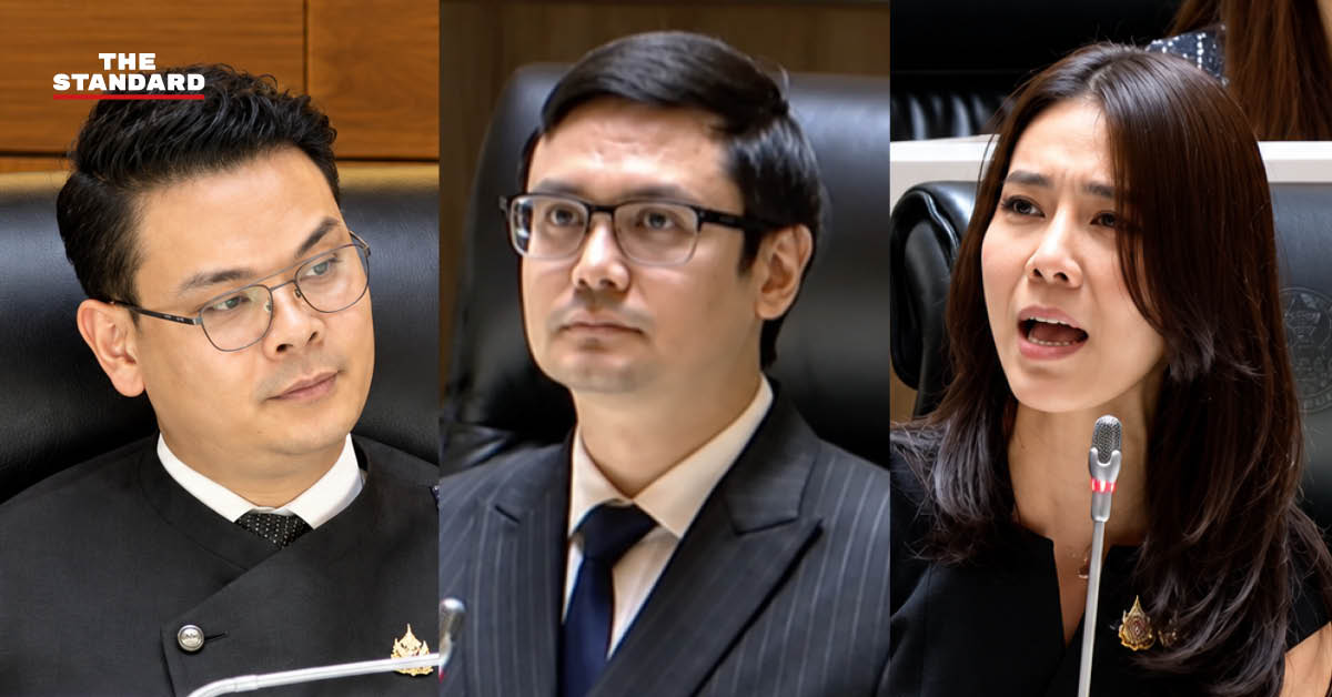 รังสิมันต์ โรม กำลังเดินออกจากห้องประชุมสภาฯ โดยมีเจ้าหน้าที่รัฐสภาเดินประกบ