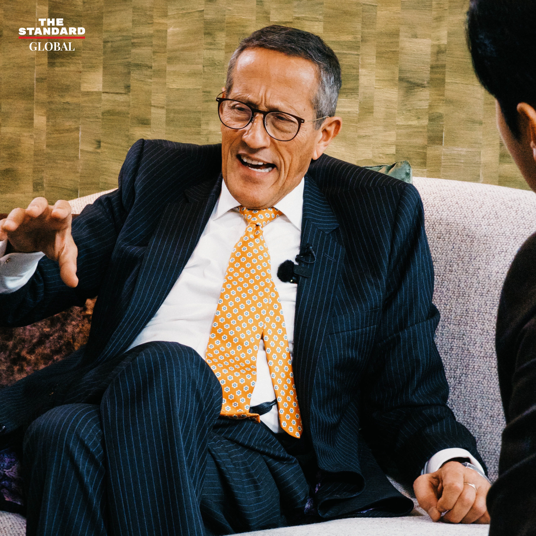 Richard Quest ผู้ประกาศข่าวชื่อดังจากสำนักข่าว CNN ขณะให้สัมภาษณ์ 2