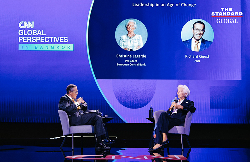 Richard Quest ผู้ประกาศข่าวชื่อดังจากสำนักข่าว CNN ขณะให้สัมภาษณ์ 3
