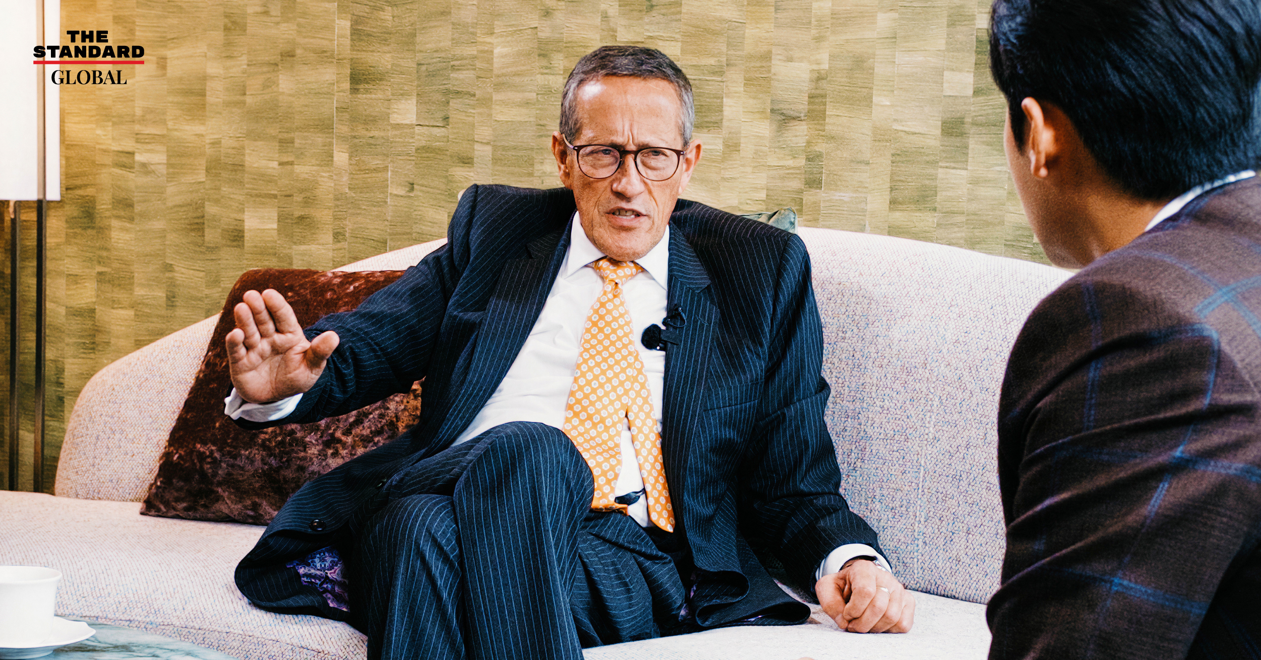 Richard Quest ผู้ประกาศข่าวชื่อดังจากสำนักข่าว CNN ขณะให้สัมภาษณ์