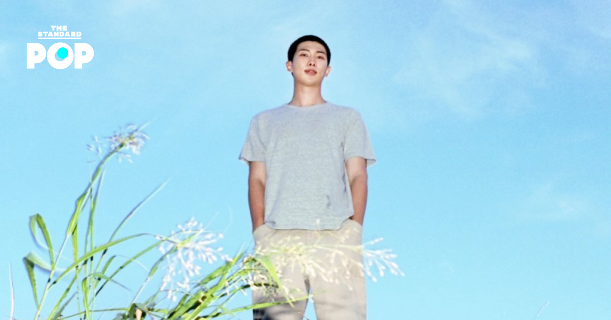 ภาพ RM วง BTS ขณะกล่าวเปิดงานนิทรรศการศิลปะที่พิพิธภัณฑ์ SFMOMA