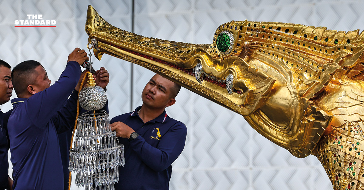 เจ้าหน้าที่ติดตั้งฉัตรและประกอบเครื่องสูงบนเรือพระที่นั่งสุพรรณหงส์ ณ อู่ทหารเรือธนบุรี
