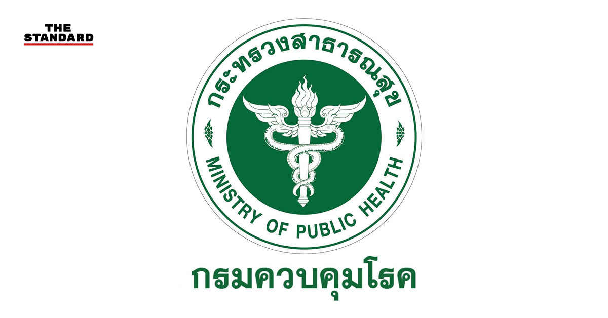 เจ้าหน้าที่สาธารณสุขกำลังตรวจสอบข้อมูลหรือตัวอย่างในห้องปฏิบัติการ