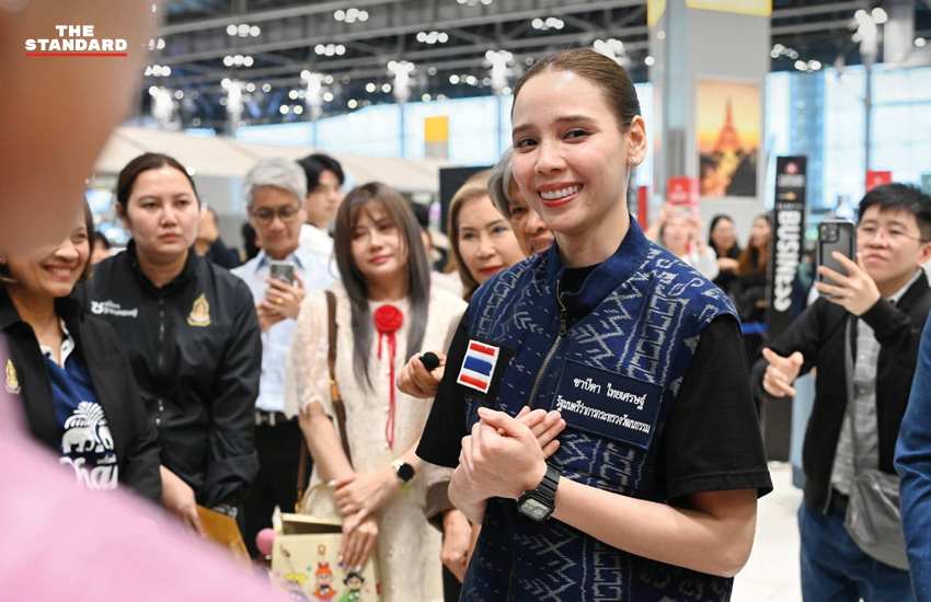 เยาวชนไทย 12 คน สวมชุดไทยพระราชนิยมและเสื้อพระราชทาน ยืนถ่ายภาพหมู่ ณ สำนักงานใหญ่ยูเนสโก กรุงปารีส 6