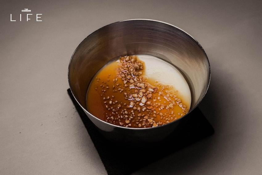 บรรยากาศเคาน์เตอร์บาร์และการชงชาที่ร้าน Sang Slua ทีบาร์ย่านท่าดินแดง 13