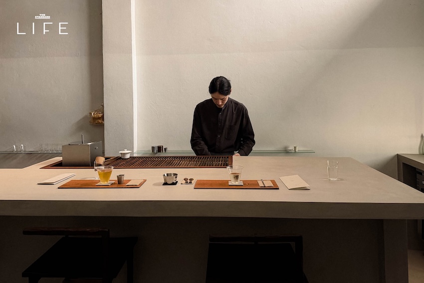 บรรยากาศเคาน์เตอร์บาร์และการชงชาที่ร้าน Sang Slua ทีบาร์ย่านท่าดินแดง 2
