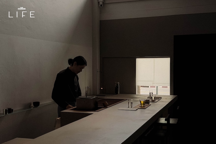 บรรยากาศเคาน์เตอร์บาร์และการชงชาที่ร้าน Sang Slua ทีบาร์ย่านท่าดินแดง 7